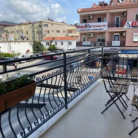 Central And Cozy Near Public Beach شقة مرمريس