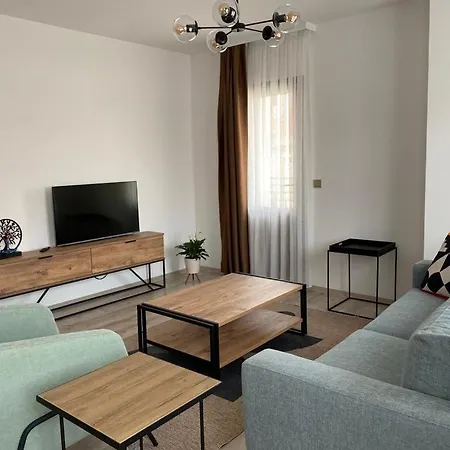 Central And Cozy Near Public Beach 아파트 말마리스